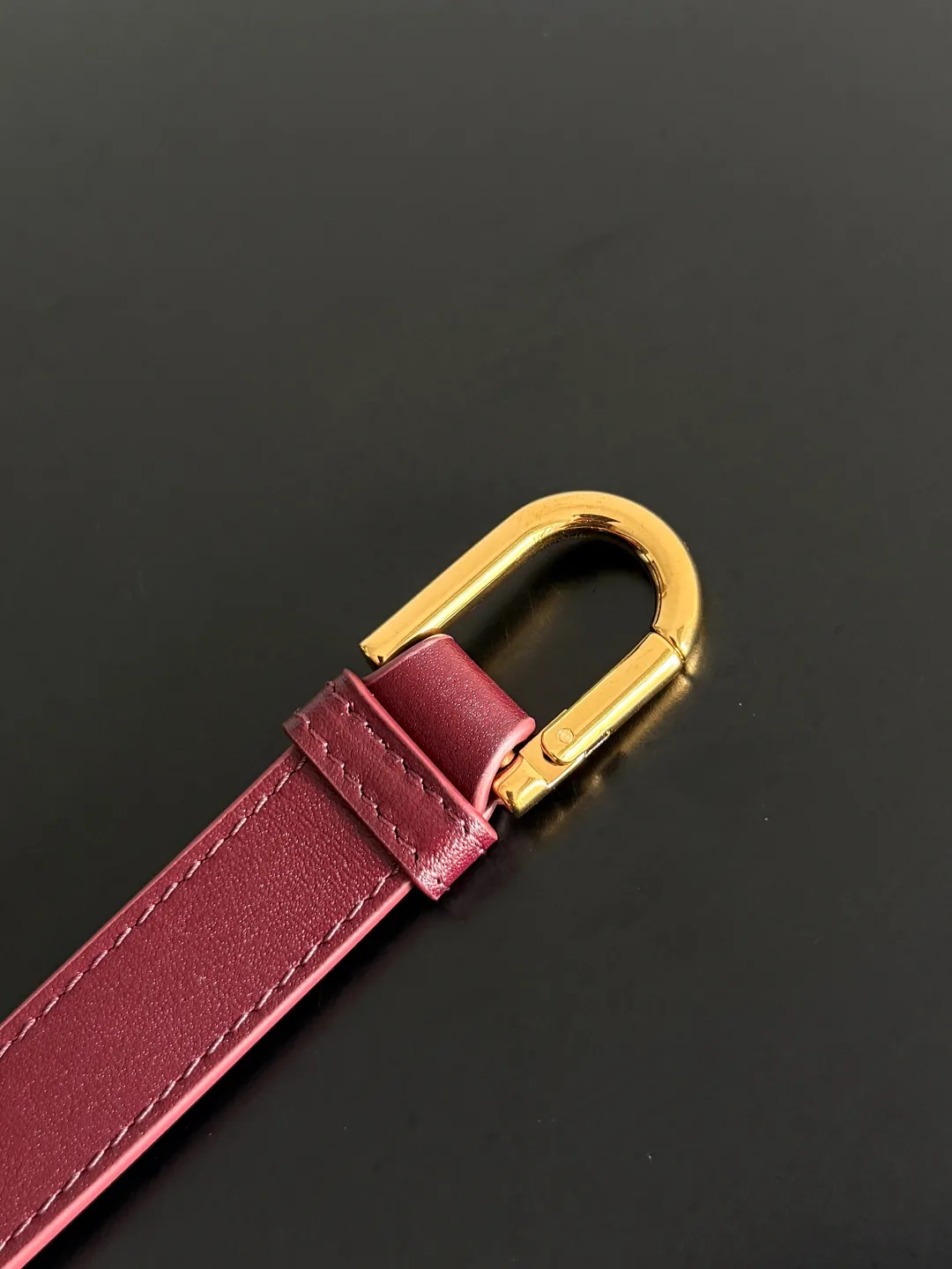 Batch 2660 BOTTEGA VENETA2025 new Andiamo bucket bag. This bag is made of silky calf leather🐂, with Intrecciato woven internal pockets, unique and eye-catching! The simple and smooth bucket bag shape is classic and versatile. Whether it is paired with a simple basic style or a fashionable personality, it can be adapted to 💯 and easily enhance the fashion sense of the overall look ~ The golden rope knot 🪢 is embellished with woven highlights and the scent of osmanthus in the wind, announcing the message of autumn✉️ When buying a bag, you must look for three things: 🎨Appearance is justice 🧵Excellent craftsmanship 👜Practice Style number: 844169 Size: 24*34*12cm